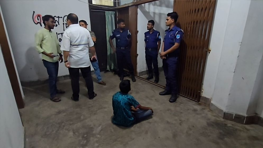 জাবিতে ইভটিজিংয়ের অভিযোগে ৩ ব্যক্তিকে পুলিশে সোপর্দ