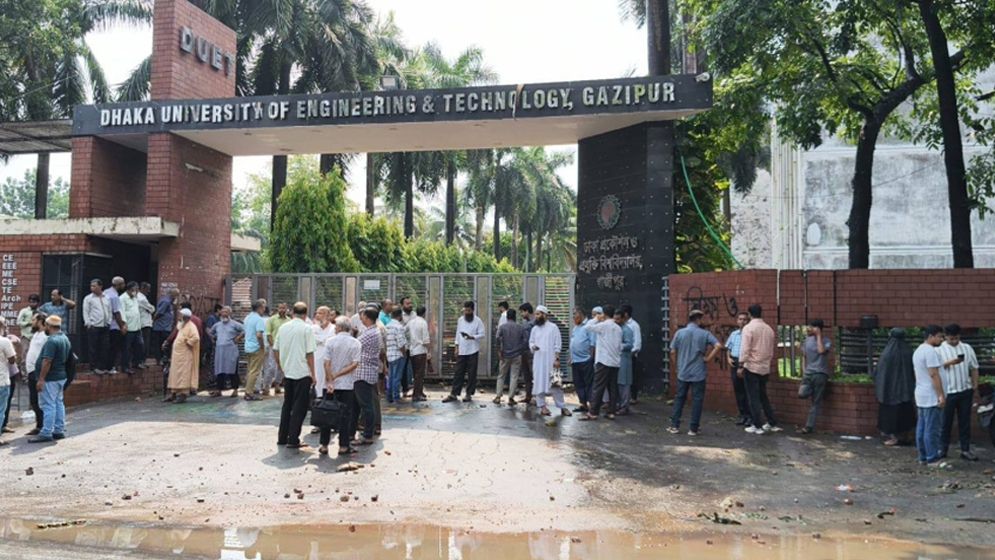 ভিসির নিয়োগ বাতিল দাবিতে ‘ডুয়েট ব্লকেড’ অব্যাহত