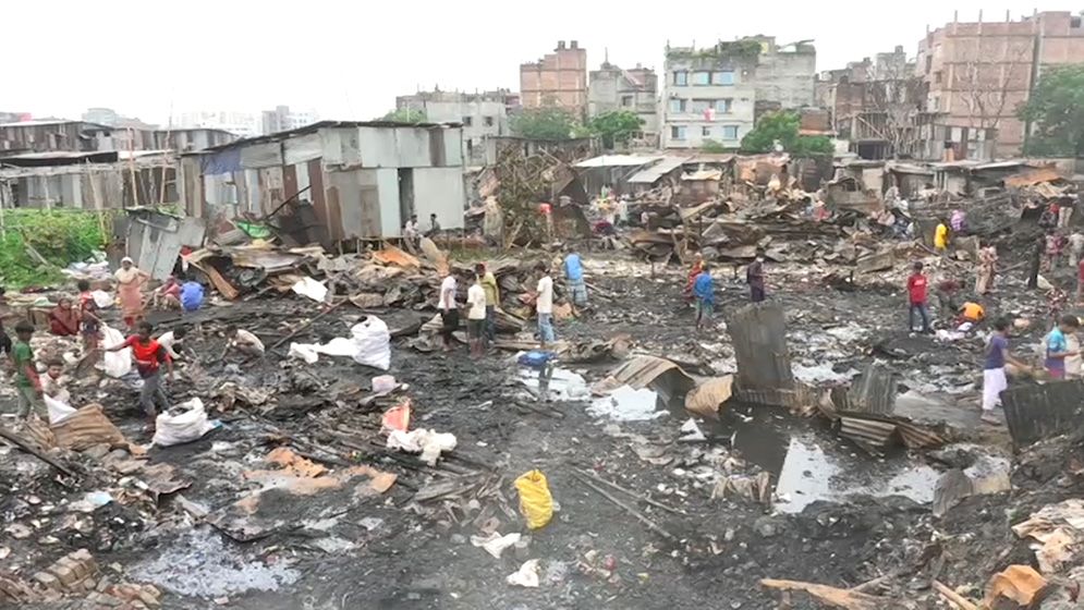 খোলা আকাশের নিচে কালশী বস্তিবাসী, বৃষ্টিতে হাহাকার
