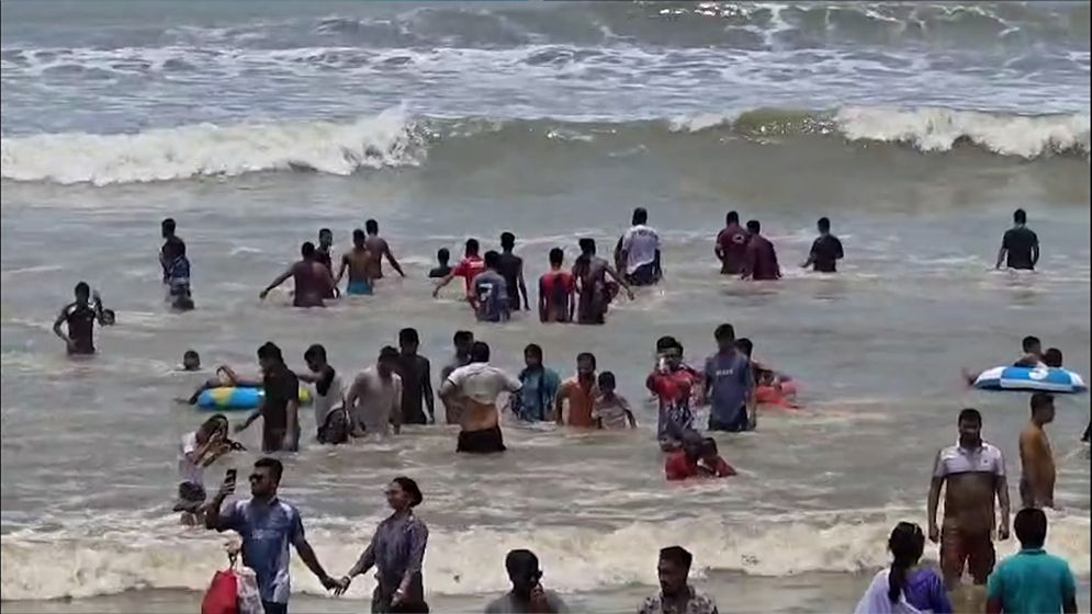 পর্যটনকেন্দ্রগুলোতে ভ্রমণপিপাসুদের ভিড়