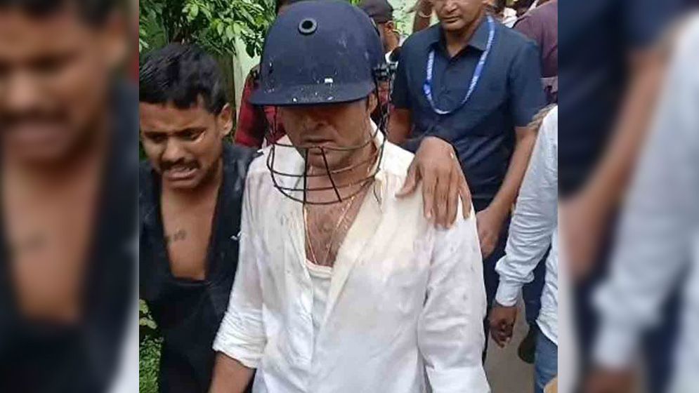 তৃণমূল নেতা অভিষেককে ডিম-জুতো নিক্ষেপ, হেলমেট পরে গেলেন নিহত কর্মীর বাড়িতে
