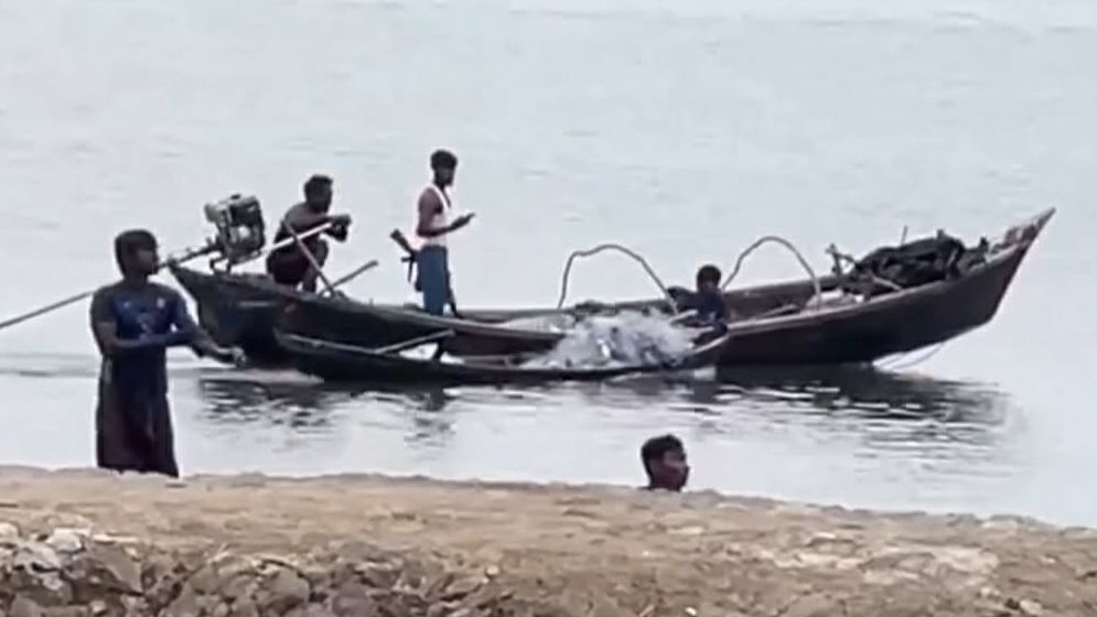 নাফ নদীতে জেলেদের লক্ষ্য করে গুলি