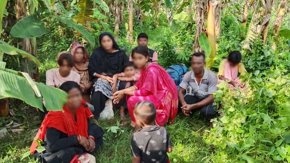চুয়াডাঙ্গা সীমান্তে অবৈধ অনুপ্রবেশের সময় আটক ১০