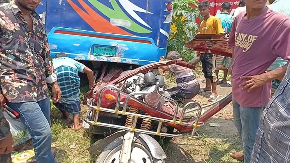 নেত্রকোণায় বাসের চাপায় মা ও দুই মেয়ে নিহত