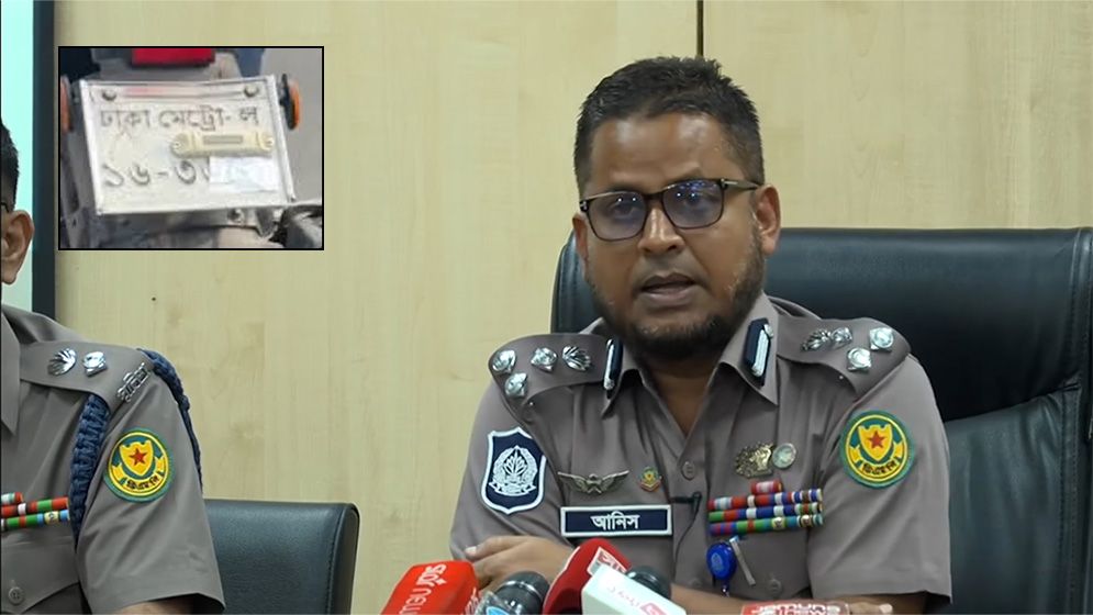 এআই ক্যামেরা ফাঁকি দিতে নম্বরপ্লেট ঢেকে চলাচল করা ব্যক্তিকে ধরেছে পুলিশ