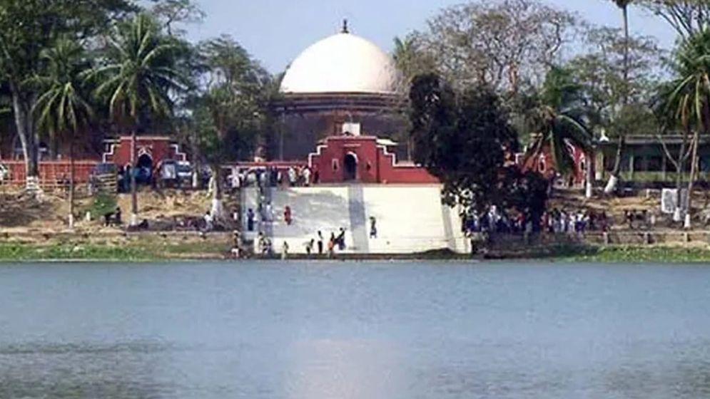 বাগেরহাটের খান জাহান আলী মাজারের কুমিরে টেনে নেওয়া শিশুর মরদেহ উদ্ধার