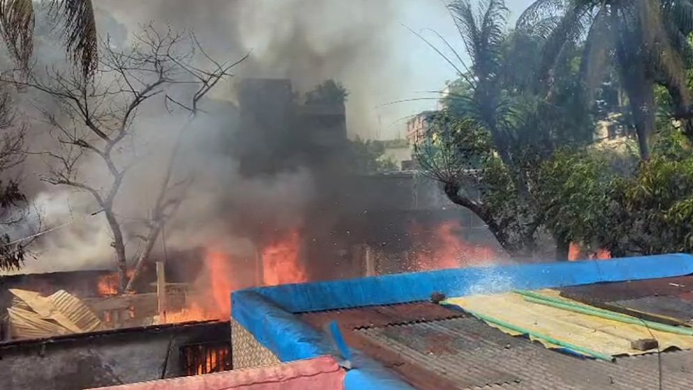চট্টগ্রামের হালিশহরে কলোনিতে আগুন, পুড়েছে ১২টি ঘর