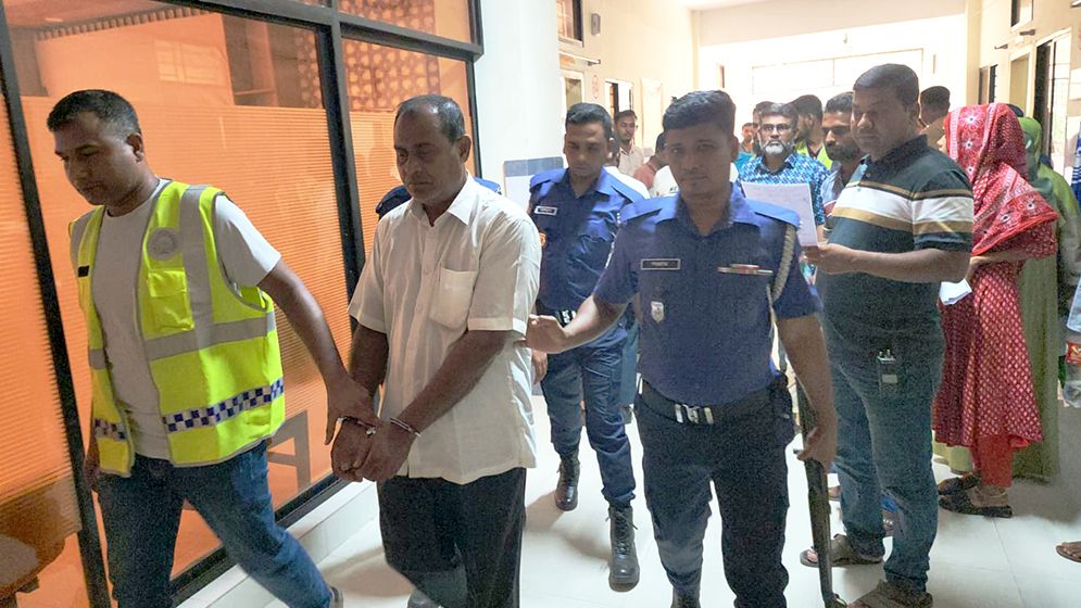 ঝিনাইদহে অ্যাম্বুলেন্স চালকের অবহেলায় রোগীর মৃত্যুর অভিযোগ, চালক আটক