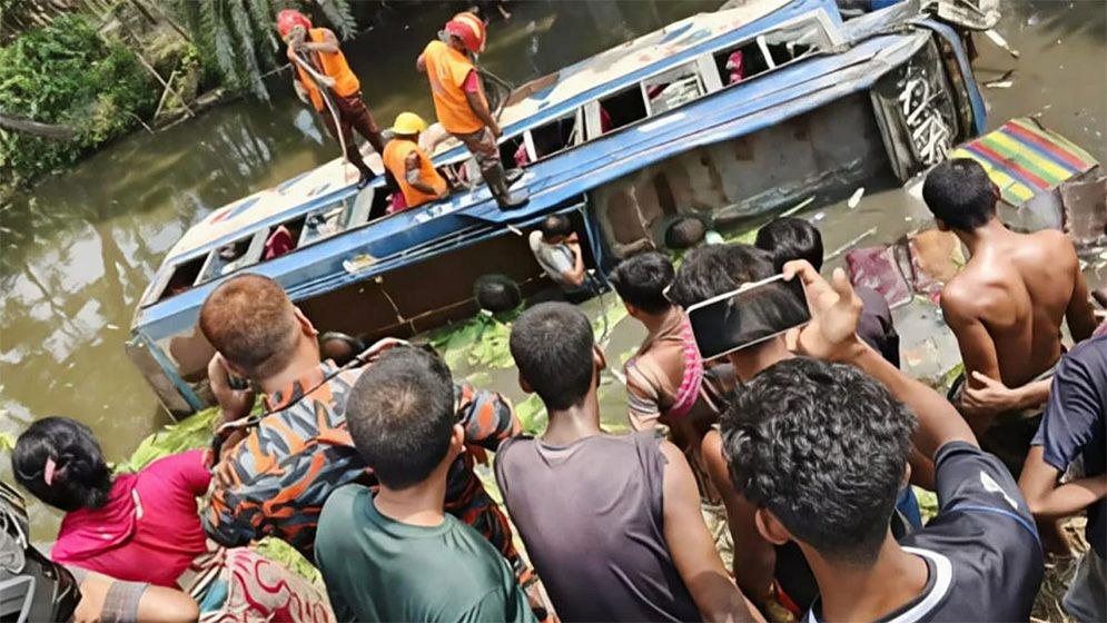 খুলনায় নিয়ন্ত্রণ হারিয়ে বাস পুকুরে, নিহত ১