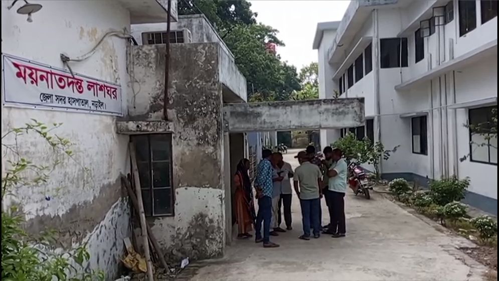 স্বামীর মরদেহ নিয়ে বাড়ি ফেরার পথে সড়ক দুর্ঘটনায় প্রাণ গেল স্ত্রীর