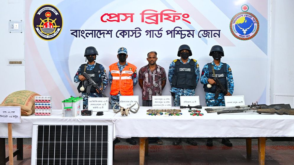 সুন্দরবনে অস্ত্র ও গোলাবারুদসহ ডাকাত বাহিনীর সদস্য আটক