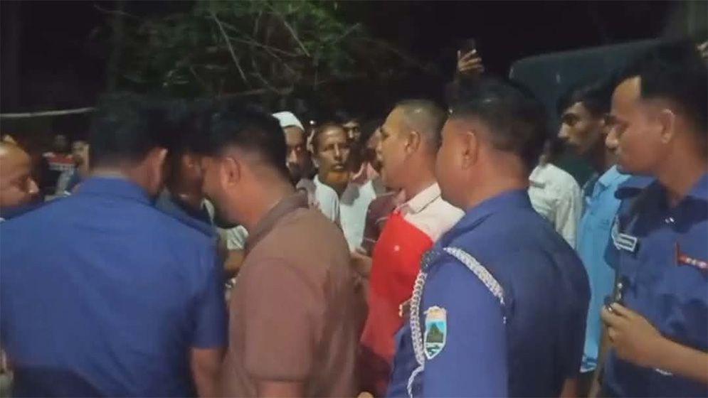 নাটোরে শিশু ধর্ষণ: অভিযুক্তকে গণপিটুনি দিয়ে পুলিশে সোপর্দ