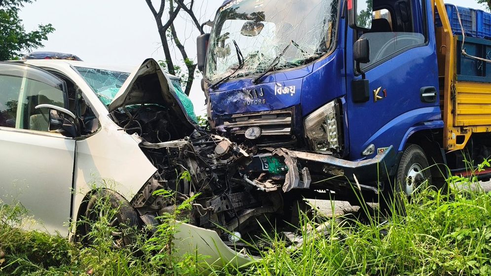 নাটোরে পিকআপ-মাইক্রোবাসের মুখোমুখি সংঘর্ষে ২ শিশু নিহত