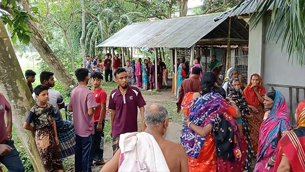 ঝিনাইদহে গাছে ঝুলন্ত অবস্থায় নারীর মরদেহ উদ্ধার