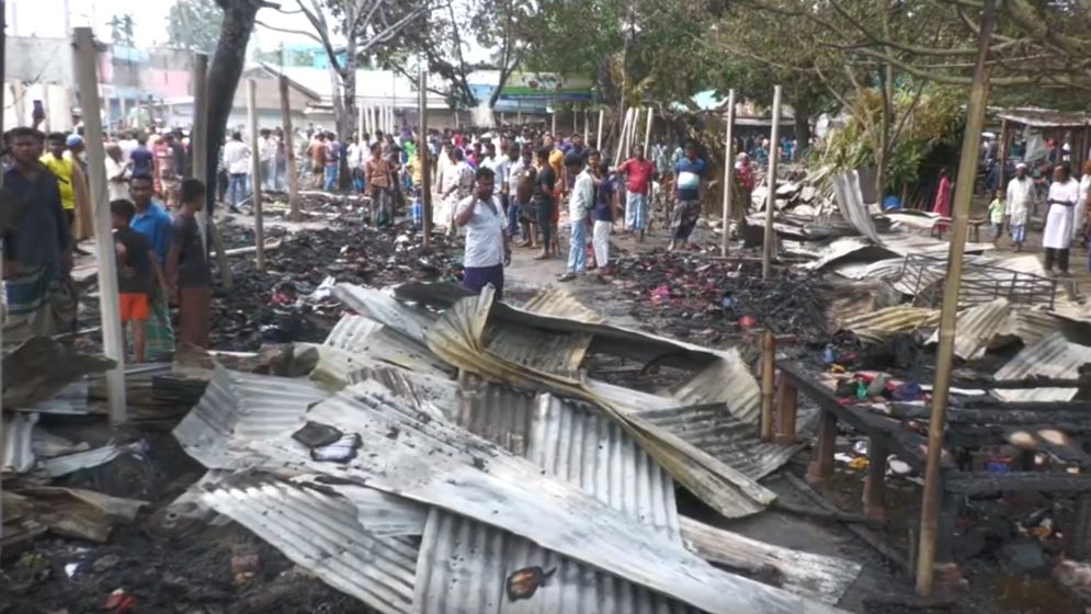কুড়িগ্রামে ভয়াবহ অগ্নিকাণ্ডে পুড়ে ছাই শতাধিক দোকান