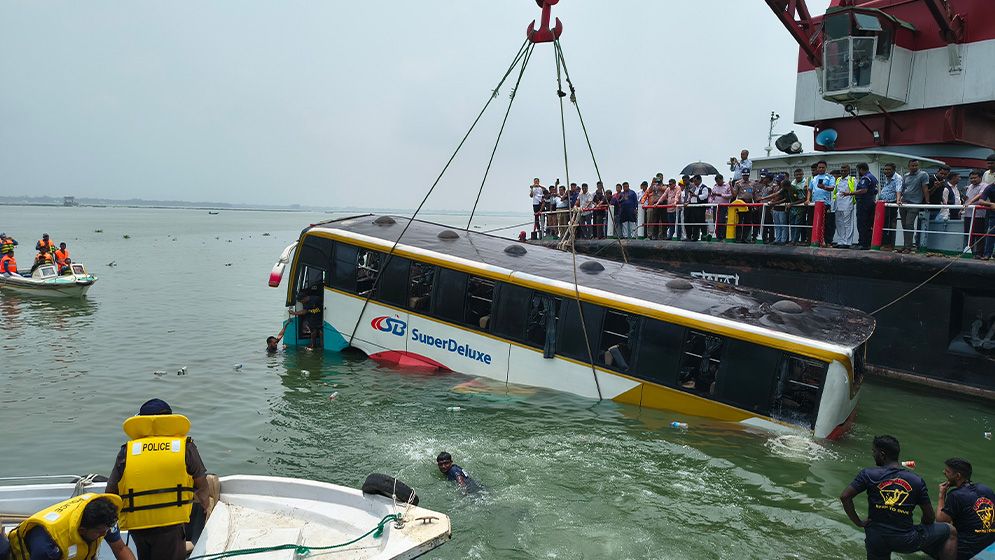 দৌলতদিয়ায় বাস ডুবির ঘটনায় মামলা, গ্রেফতার ৩