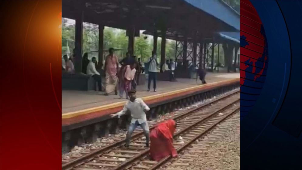 নাটোরে ট্রেনে পাথর নিক্ষেপের অভিযোগে যুবক গ্রেফতার