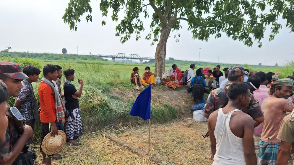 নওগাঁ সীমান্তে পুশইনে ব্যর্থ, ১৭ জনকে ফিরিয়ে নিল বিএসএফ