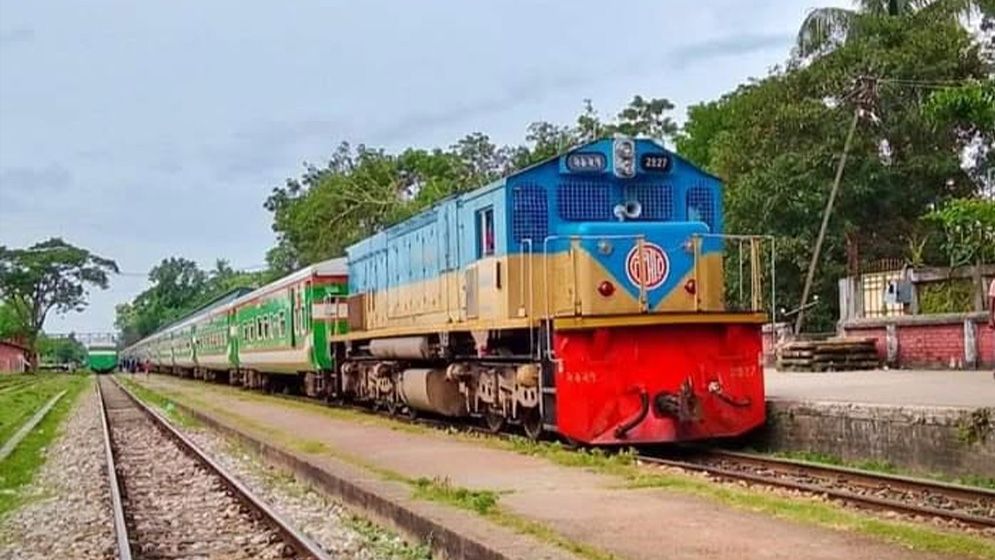 মীরসরাইয়ে ট্রেন-ট্রাক সংঘর্ষ, দেড় ঘণ্টা পর চট্টগ্রামের সঙ্গে রেল যোগাযোগ স্বাভাবিক