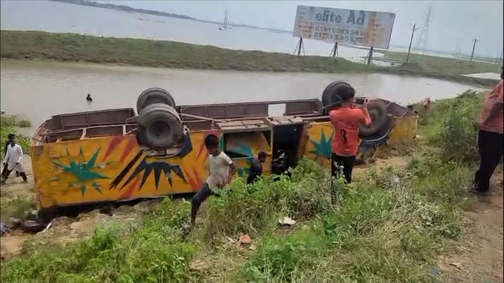 ব্রাহ্মণবাড়িয়ায় নিয়ন্ত্রণ হারিয়ে বাস খাদে, নিহত ৪