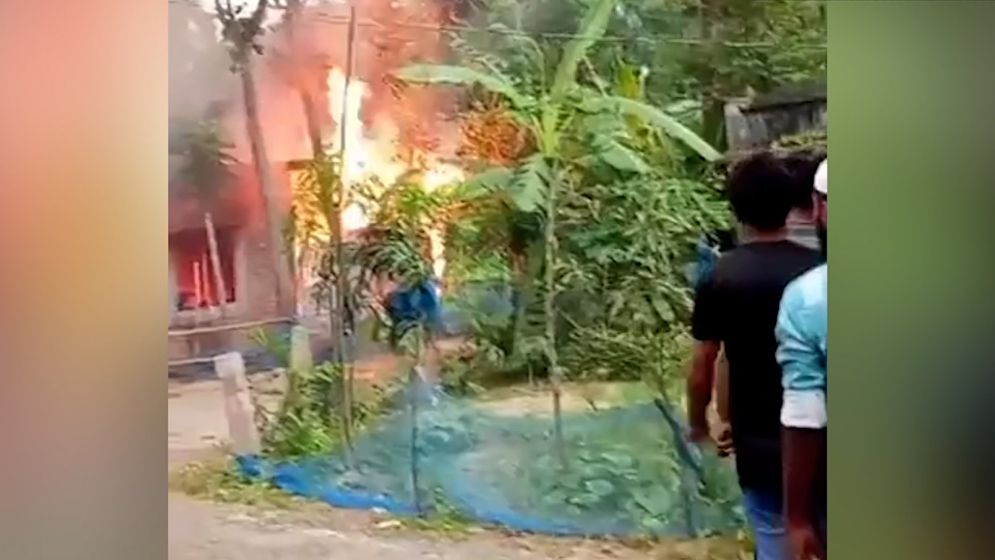 পাবনায় রিয়া হত্যা মামলায় অভিযুক্তর বাড়িতে আগুন মৃত্যু ৩