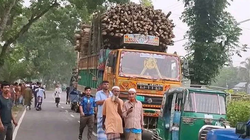 টাঙ্গাইলে পিকআপের ধাক্কায় ৪ জনের মৃত্যু
