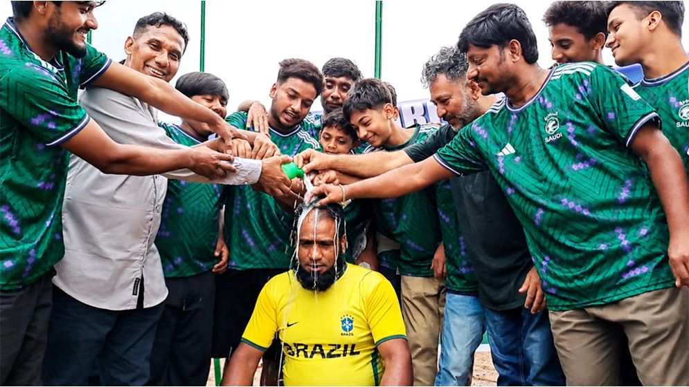 আখাউড়ায় দুধ দিয়ে গোসল করে ব্রাজিল ছেড়ে সৌদিকে সমর্থন