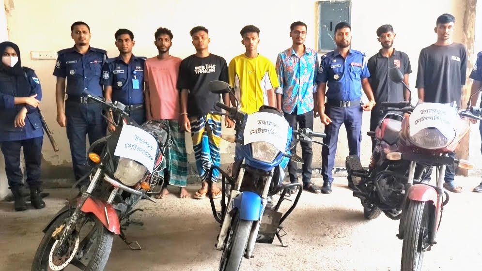 মোংলায় আন্তঃজেলা মোটরসাইকেল চোর চক্রের ৬ সদস্য আটক