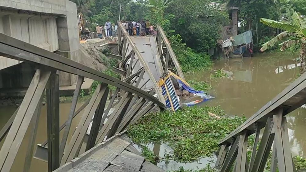 পিরোজপুরে ট্রাকসহ বেইলিব্রিজ ধসে সড়ক যোগাযোগ বিচ্ছিন্ন