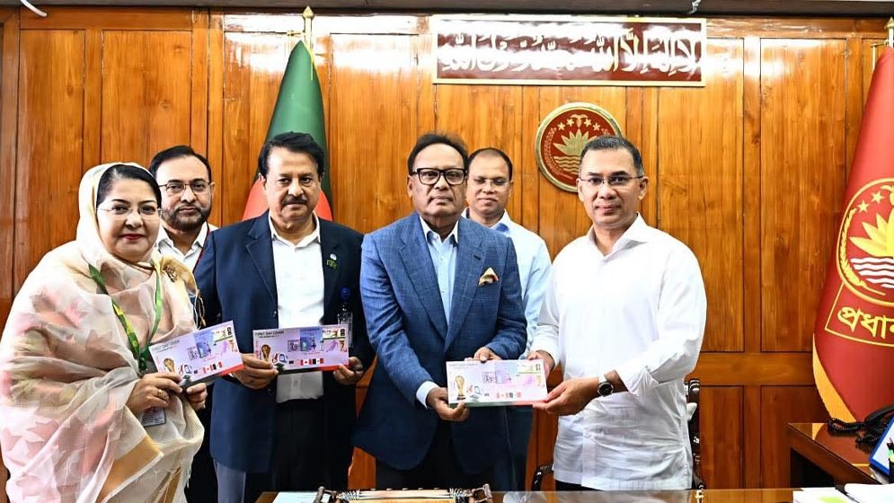 বিশ্বকাপ ফুটবল উপলক্ষ্যে ১০ টাকা মূল্যমানের স্মারক ডাকটিকিট উন্মোচন