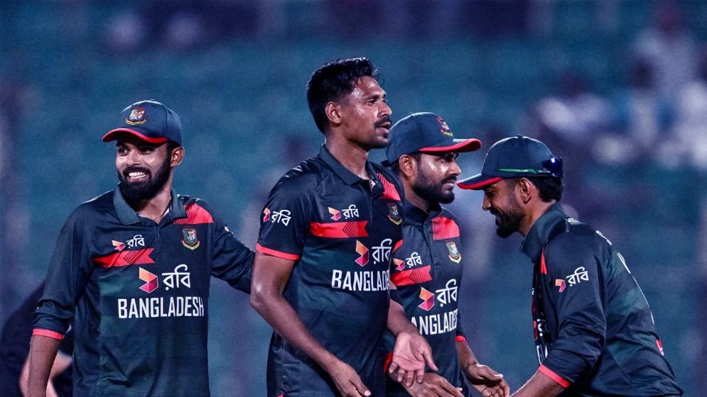 সিরিজের ২য় ওয়ানডেতে ২১ ওভারে ছয় উইকেটের পতন অজিদের