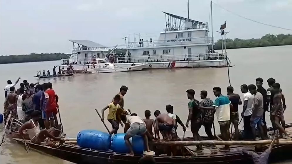 মোংলায় কোস্ট গার্ড স্টেশনে দুর্বৃত্তদের হামলা ও ভাঙচুর, আহত বেশ কয়েকজন সদস্য