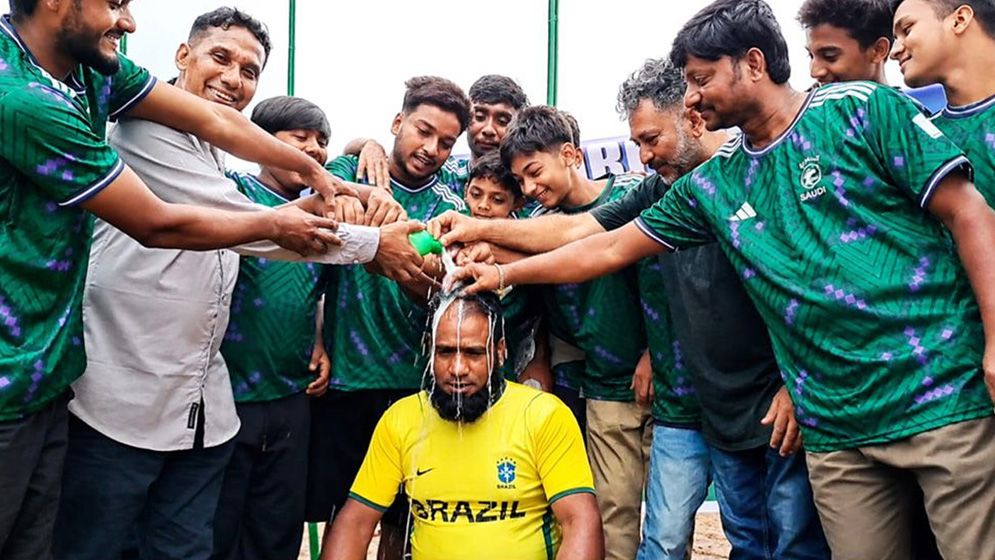 দুধ দিয়ে গোসল করলেই কি মন থেকে প্রিয় দলের ছবি মুছে ফেলা যায় ?