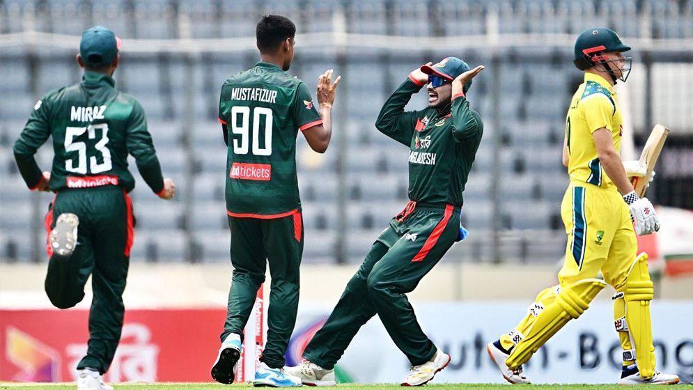 ২৭৫ রানের টার্গেটে ব্যাটিং করছে অস্ট্রেলিয়া