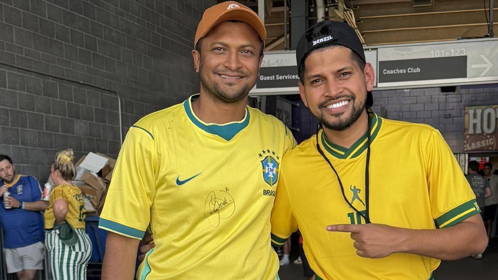 'পল্টি মেরে' ব্রাজিলের জার্সি পরে খেলা দেখলেন সাকিব