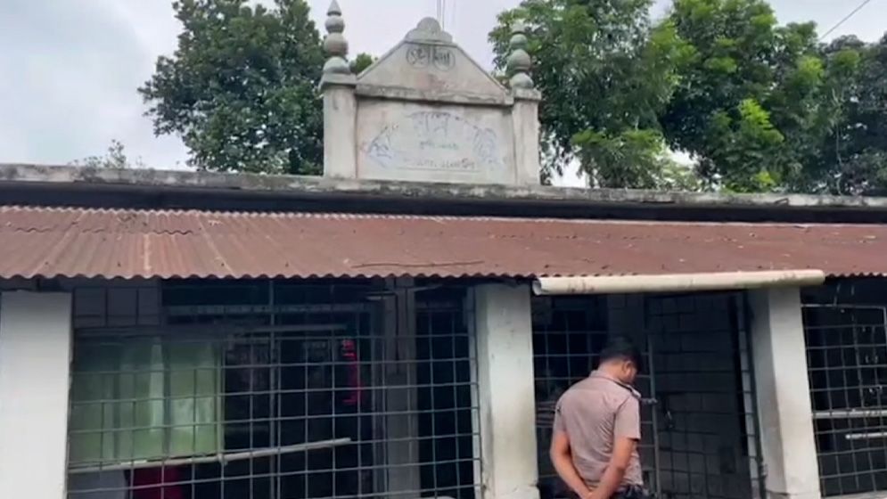 খুলনায় মসজিদে ঢুকে দুই মুসল্লিকে গুলি, আহত একজনকে ঢাকায় স্থানান্তর