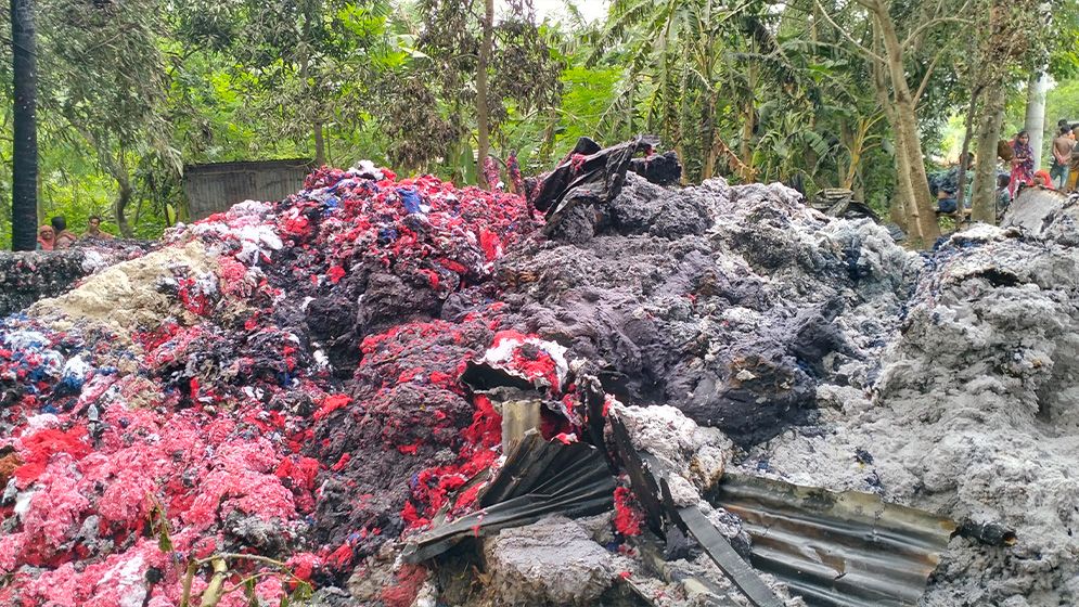 ঝিনাইদহে তুলার জাজিম কারখানায় ভয়াবহ অগ্নিকাণ্ড