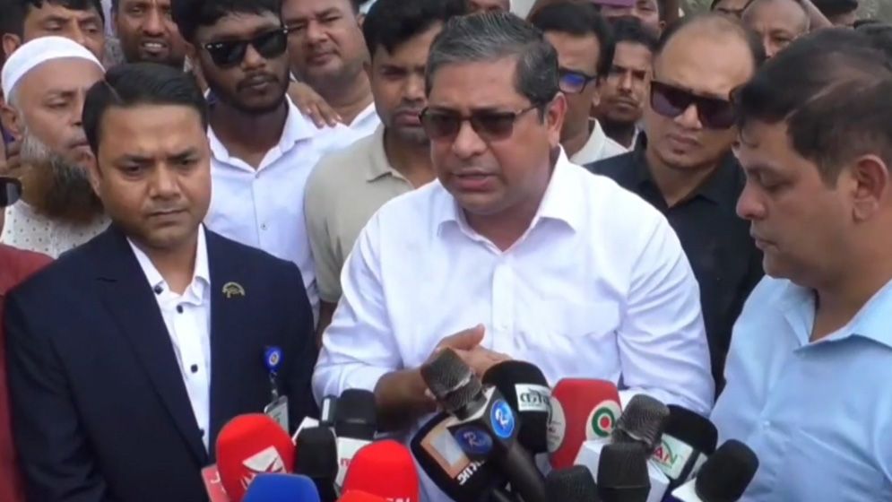 সড়ক ও মহাসড়কের পাশে কোনো ধরনের ময়লা-আবর্জনা ফেলা যাবে না