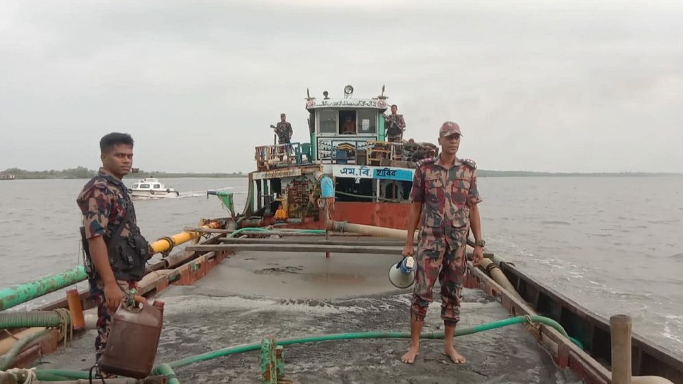 সুন্দরবনের নদীতে অবৈধ বালু উত্তোলনকালে আটক ৫