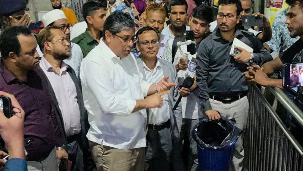 শাহবাগে এলজিআরডি প্রতিমন্ত্রীর ‘ক্লিন-আপ ড্রাইভ’, বর্জ্য ফেলায় ১০ ব্যবসায়ীকে জরিমানা