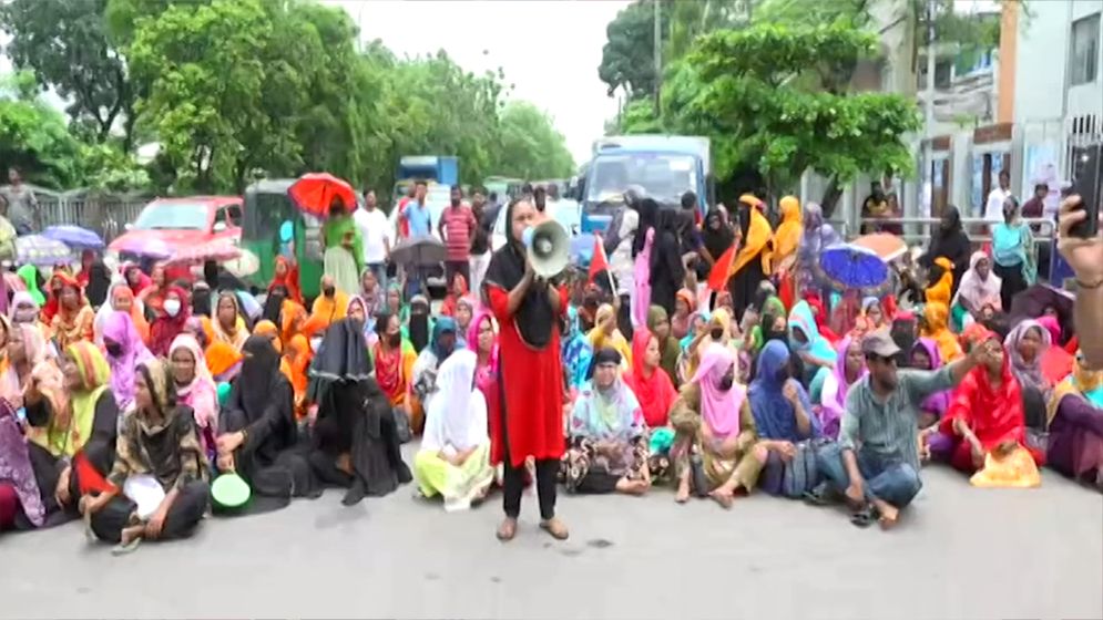 মহাখালী-তেজগাঁও সড়কে পোশাক শ্রমিকদের অবরোধ, ভোগান্তিতে নগরবাসী