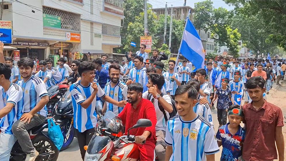 ঝিনাইদহে আর্জেন্টিনা সমর্থকদের বর্ণাঢ্য শোভাযাত্রা