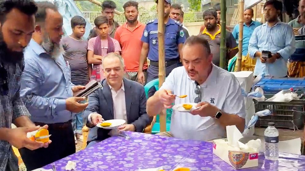 রাজশাহীর তাজা আম চেখে মুগ্ধ মার্কিন রাষ্ট্রদূত
