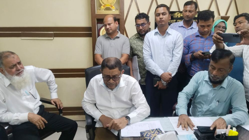 নোয়াখালীতে স্বাস্থ্যমন্ত্রীর ঝটিকা সফর, হাসপাতালের তত্ত্বাবধায়ক প্রত্যাহার