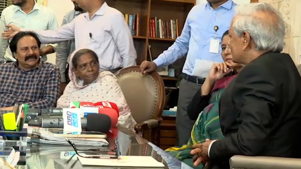 ভাইরাল সংগীতশিল্পী লাইলী বেগমকে ৩ লাখ টাকার অনুদান