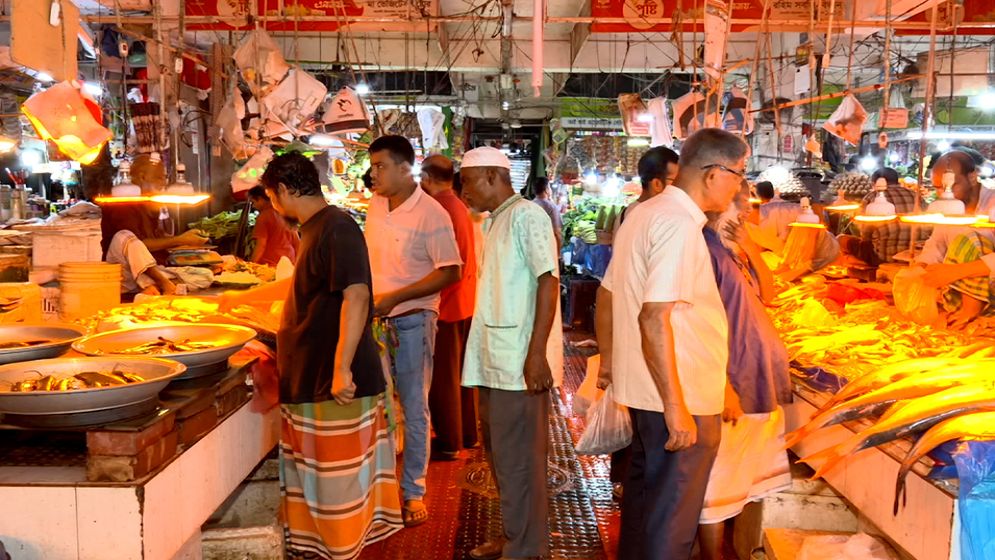 রাজধানীতে মাছের বাজার চড়া, স্বস্তি মিলছে সবজিতে