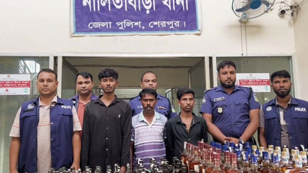শেরপুরে ২৭৩ বোতল ভারতীয় মদসহ গ্রেফতার ৩
