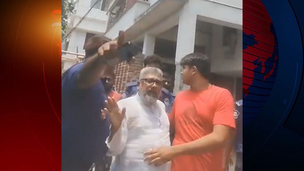 ঝিনাইদহে আ. লীগ নেতাকে পুলিশের কাছ থেকে ছিনিয়ে নিলো স্বজন ও নেতাকর্মীরা