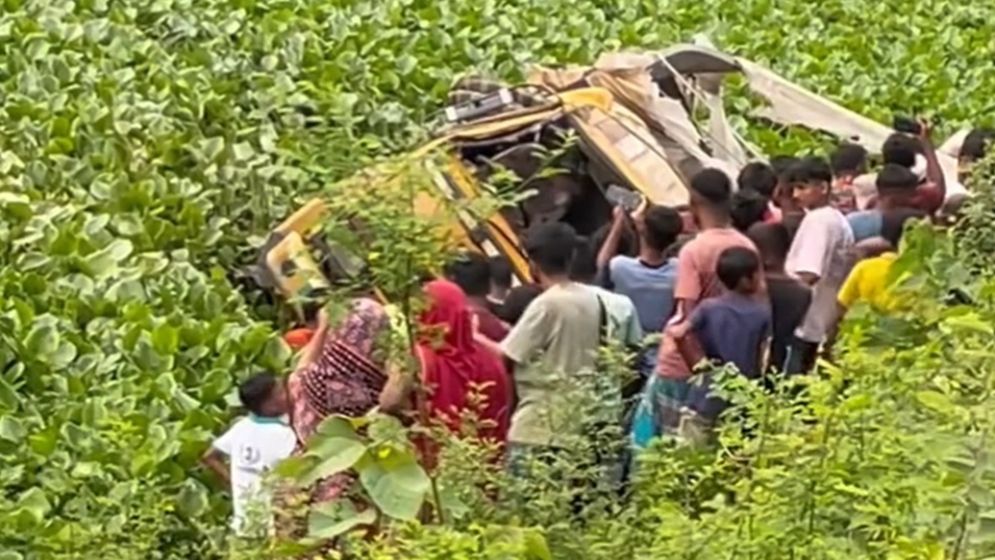 ব্রাহ্মণবাড়িয়ায় সিমেন্টবোঝাই ট্রাক খালে পড়ে হেলপারের মৃত্যু