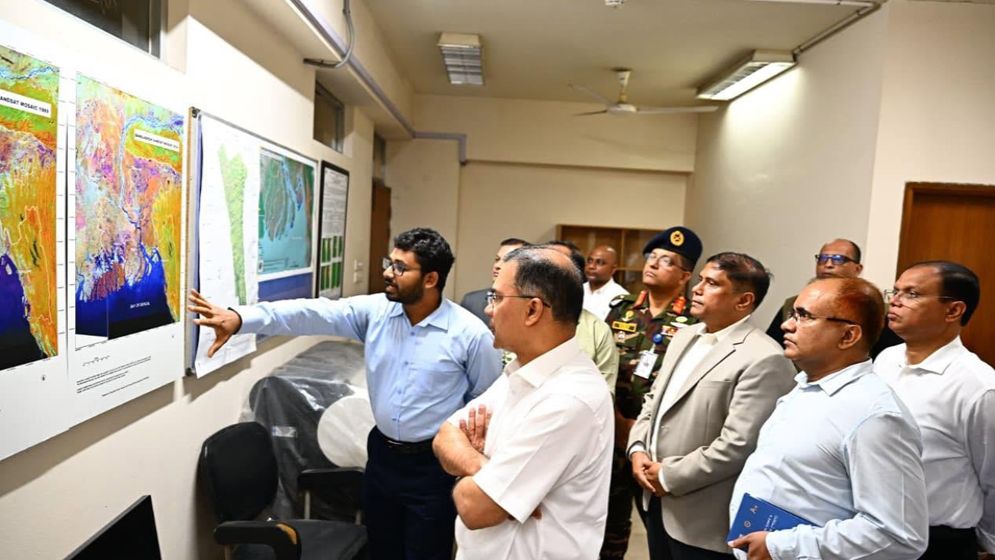 মহাকাশ গবেষণা প্রতিষ্ঠান ‘স্পারসো’ আকস্মিক পরিদর্শনে প্রধানমন্ত্রী